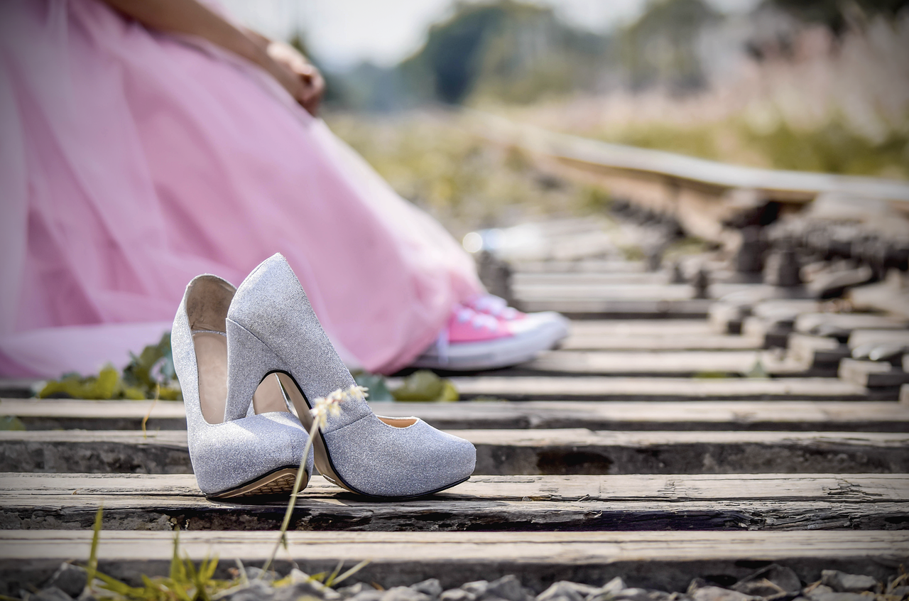 Rozkloszowana Sukienka na Szelkach - Jak Stworzyć Niepowtarzalny Look