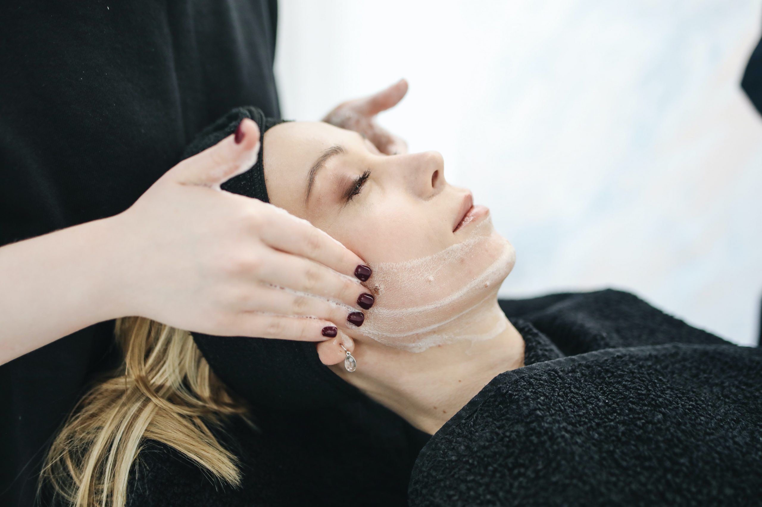 W jaki sposób zostać stylistką brwi?