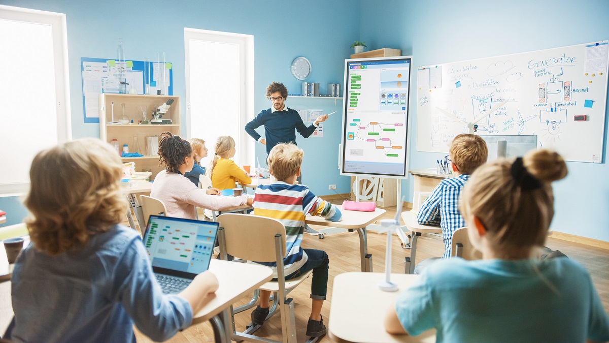 Jak powinno wyglądać nowoczesne wyposażenie pracowni przedmiotowych w szkołach? Odpowiadamy!