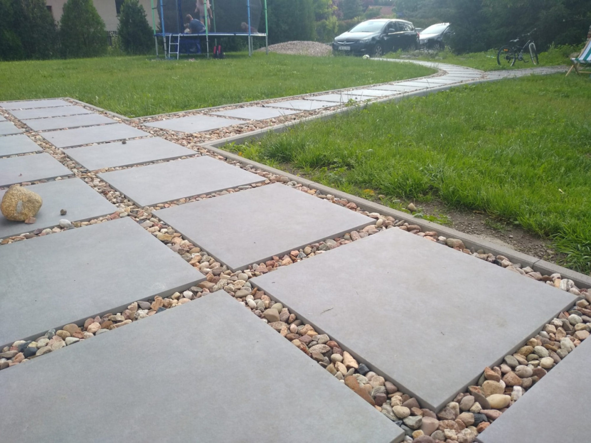Taras z płyt betonowych czy z płyt granitowych?